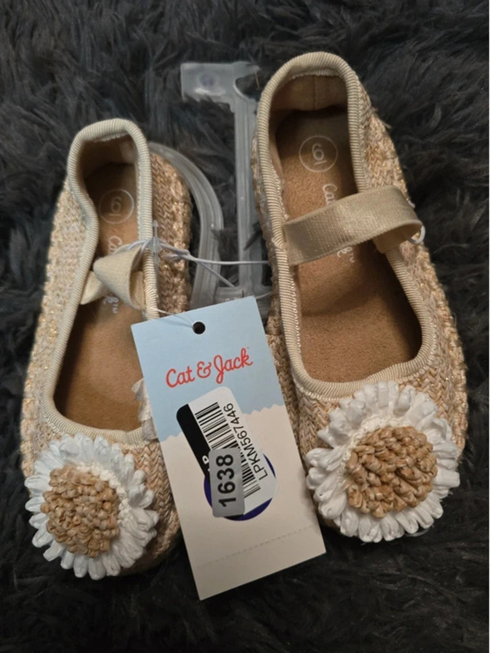 Size 6 brand new toddler shoes from target item. 1638 box 9